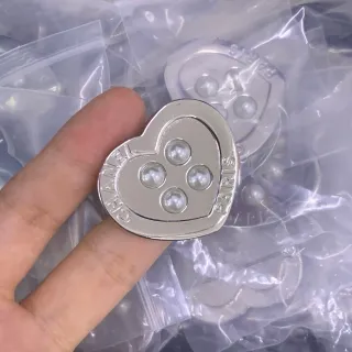 Chanel broche de perla en forma de corazón de metal plateado blanco