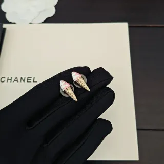 Chanel 冰淇淋锥形珐琅耳钉