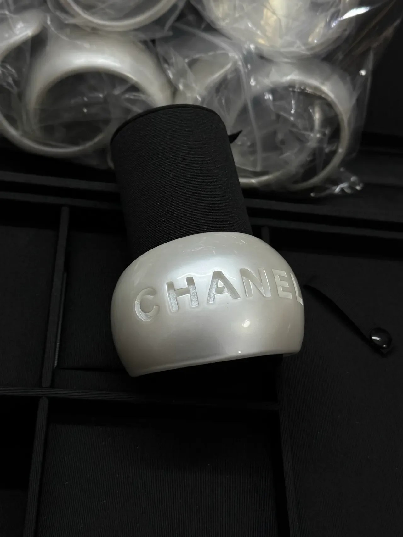 Chanel Logo কাফ ব্রেসলেট সাদা পার্লেসেন্ট রেজিন ব্রেসলেট 2