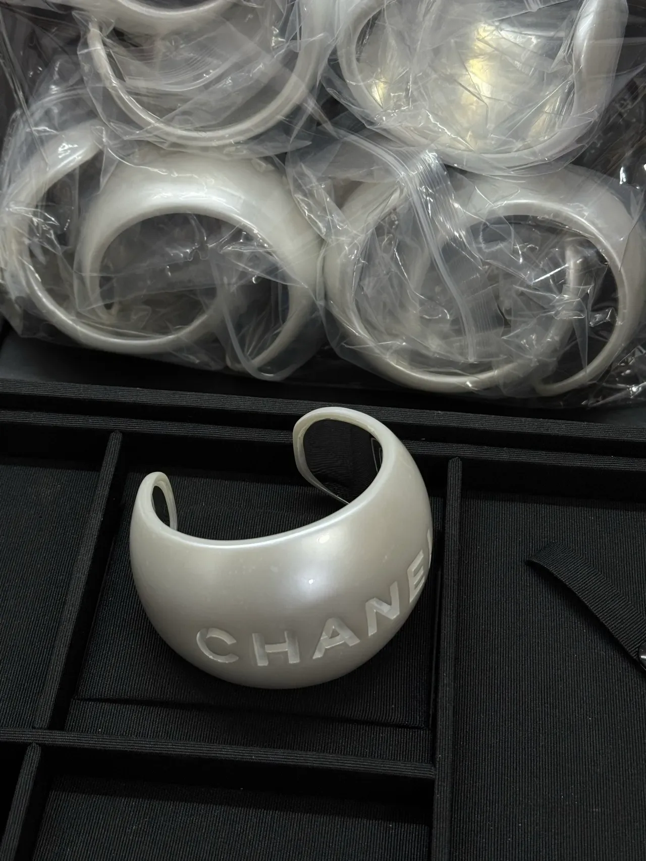 Chanel Logo কাফ ব্রেসলেট সাদা পার্লেসেন্ট রেজিন ব্রেসলেট 3