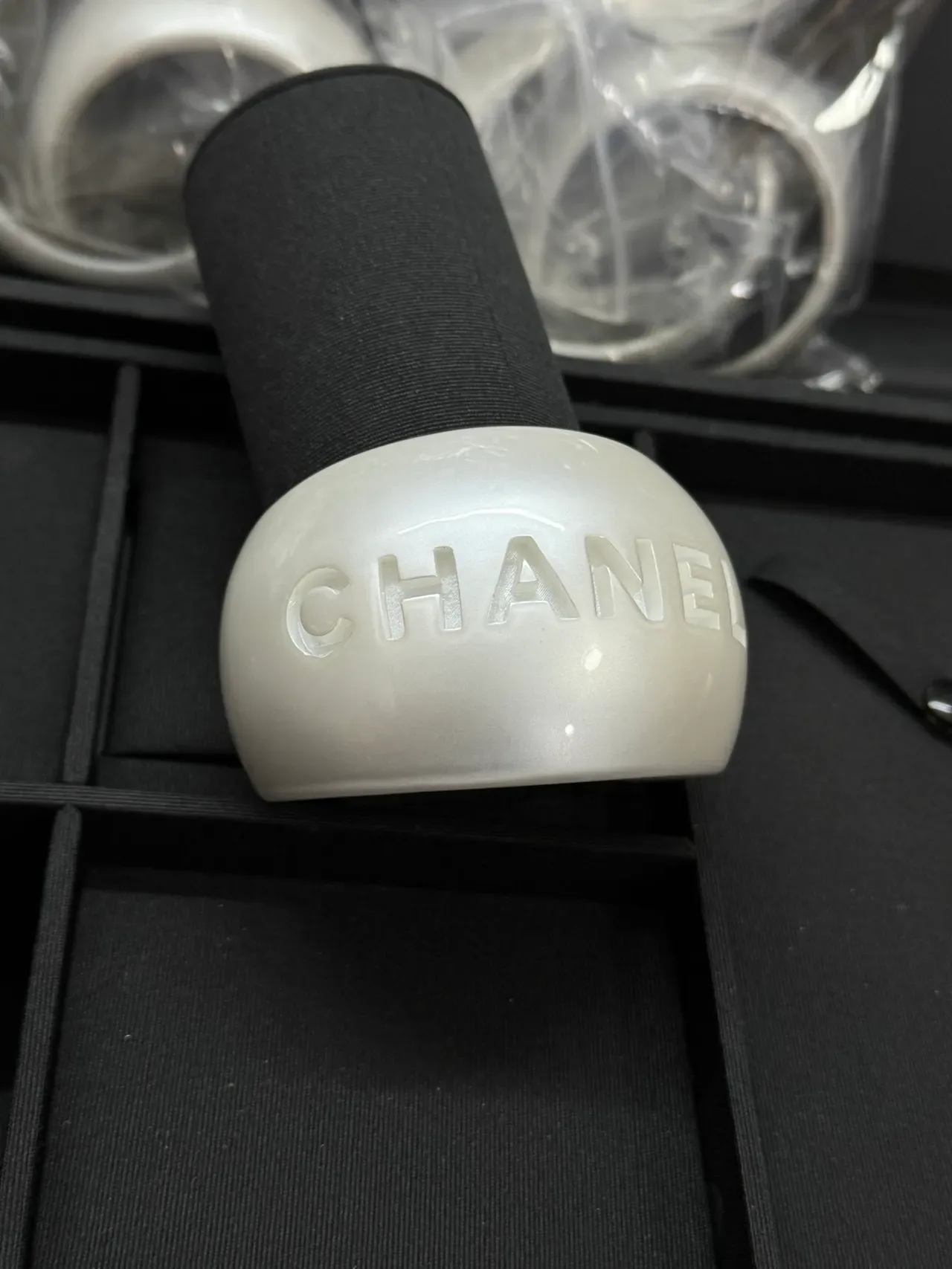 Chanel Logo কাফ ব্রেসলেট সাদা পার্লেসেন্ট রেজিন ব্রেসলেট 4