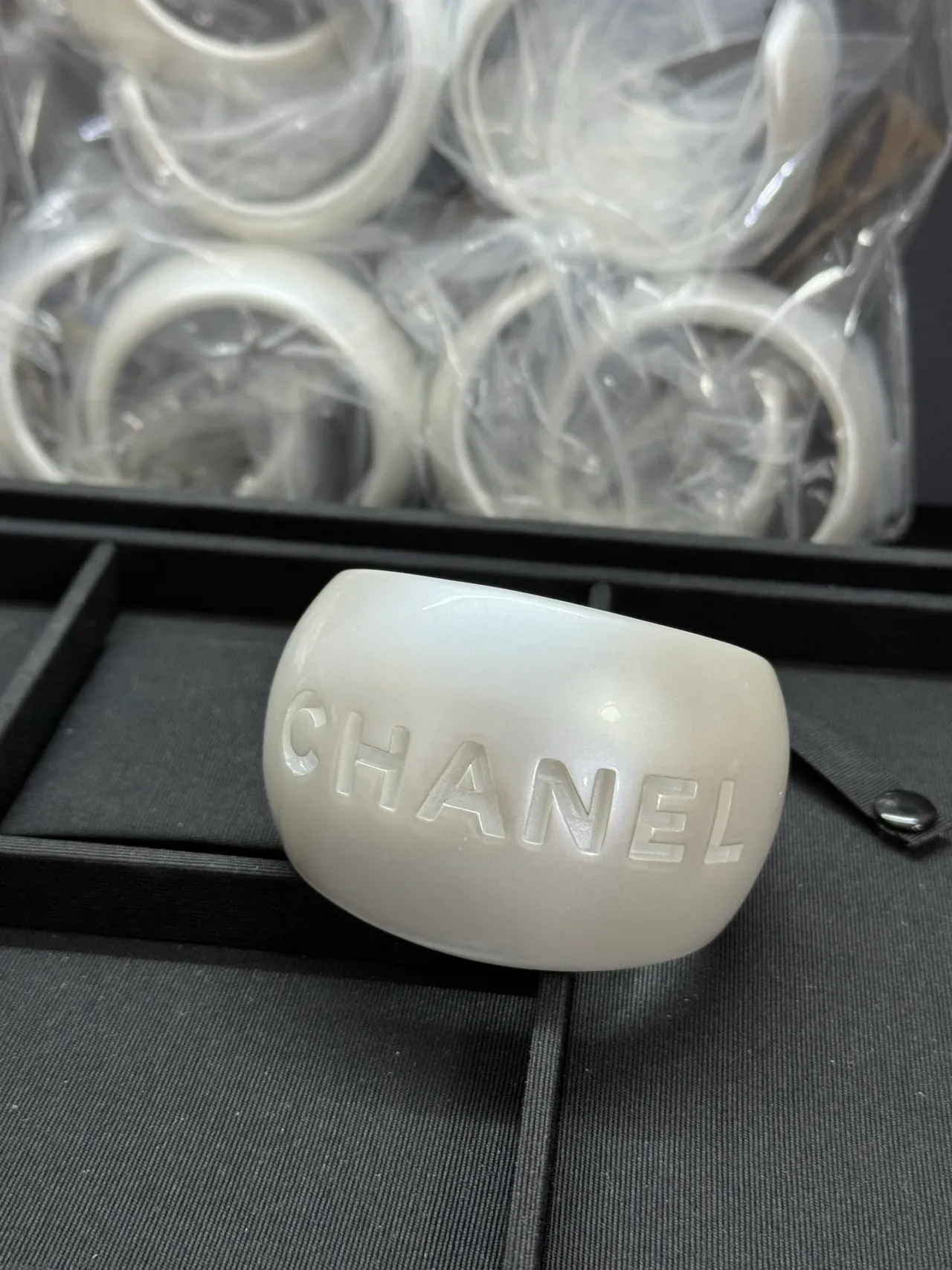 Chanel Logo কাফ ব্রেসলেট সাদা পার্লেসেন্ট রেজিন ব্রেসলেট 5