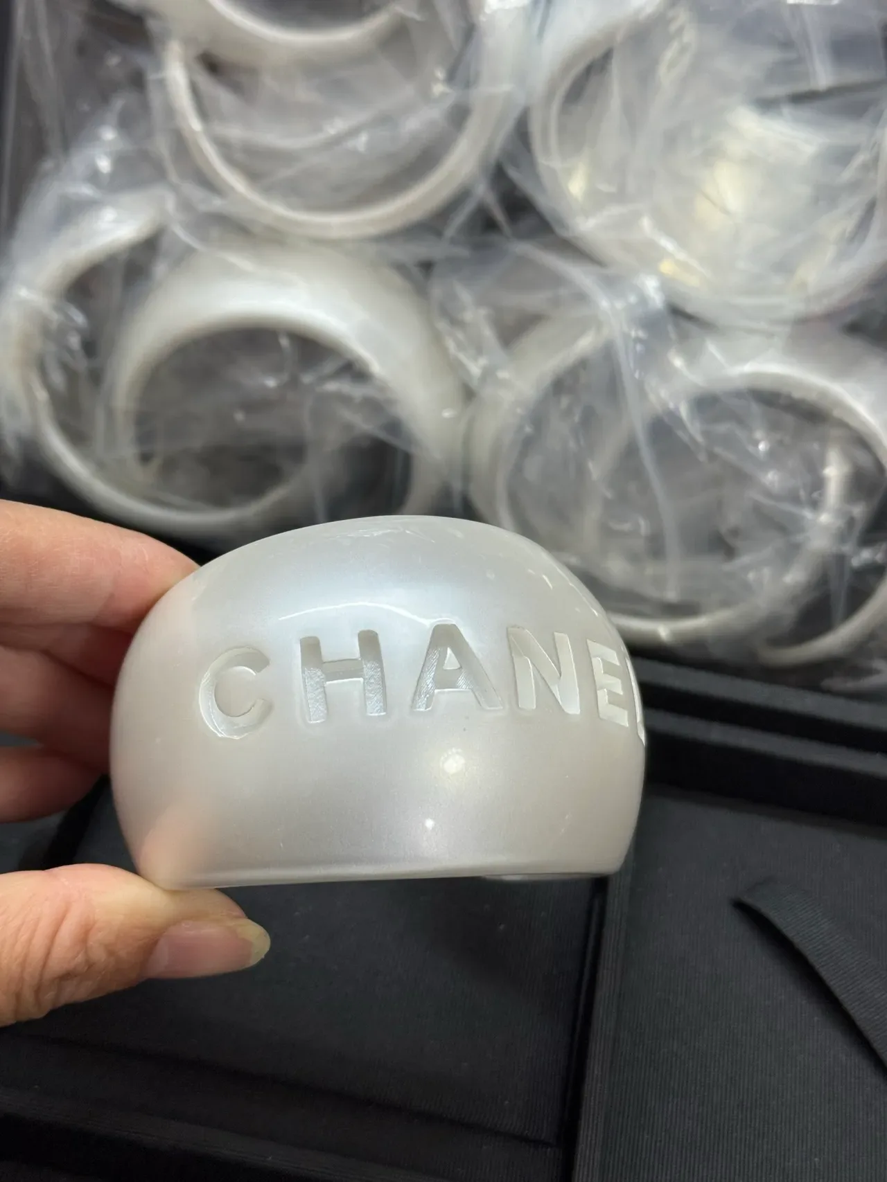 Chanel Logo কাফ ব্রেসলেট সাদা পার্লেসেন্ট রেজিন ব্রেসলেট 8