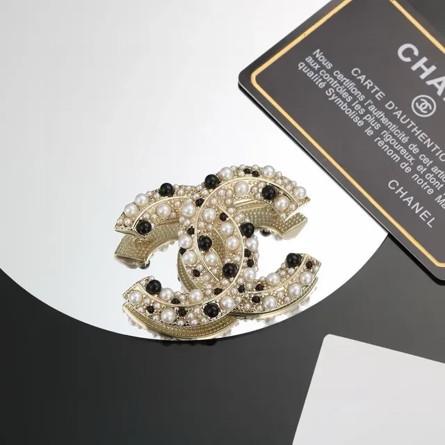 Chanel لؤلؤ وخرز أسود CC بروش 6