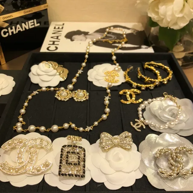 Chanel Pearl and CC Logo Necklace White Gold Double-Strand Chain Pendant Necklace 4