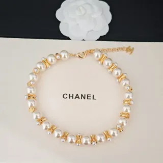 Chanel मोती और गोल्ड टोन CC Logo ब्रेसलेट