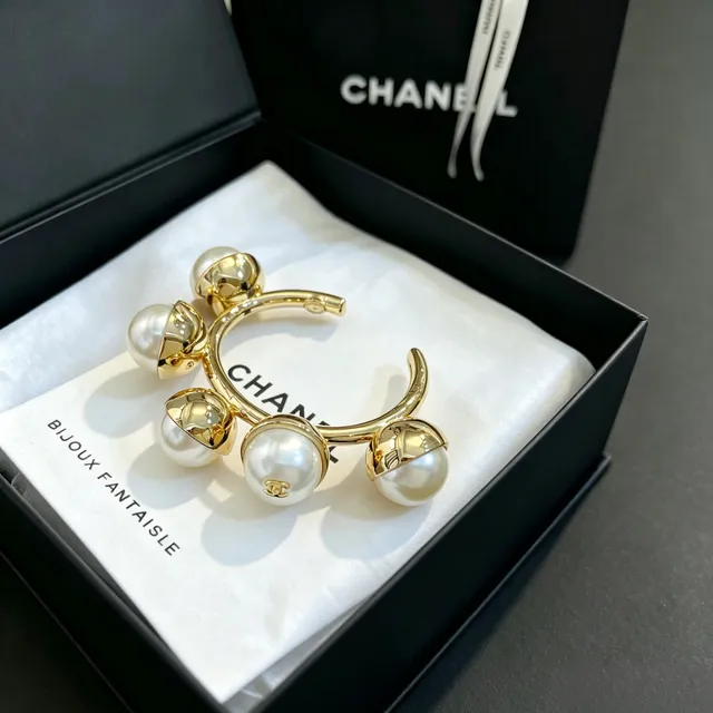 Chanel Pearl and Gold-Tone Open Cuff Bracelet 4