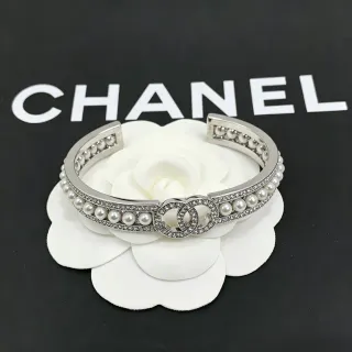 Chanel मोती और Pavé क्रिस्टल Interlocking CC कफ ब्रेसलेट