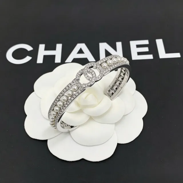 Chanel Pearl and Pavé Crystal Interlocking CC Cuff Bracelet 3