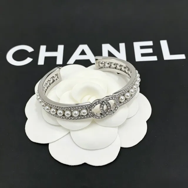 Chanel Pearl and Pavé Crystal Interlocking CC Cuff Bracelet 5