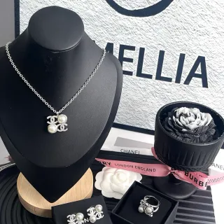 Chanel मोती & CC चांदी सफेद इंटरलॉकिंग लॉगो डबल अक्सेंट हार