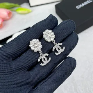 Chanel 珍珠花 CC 垂坠耳环