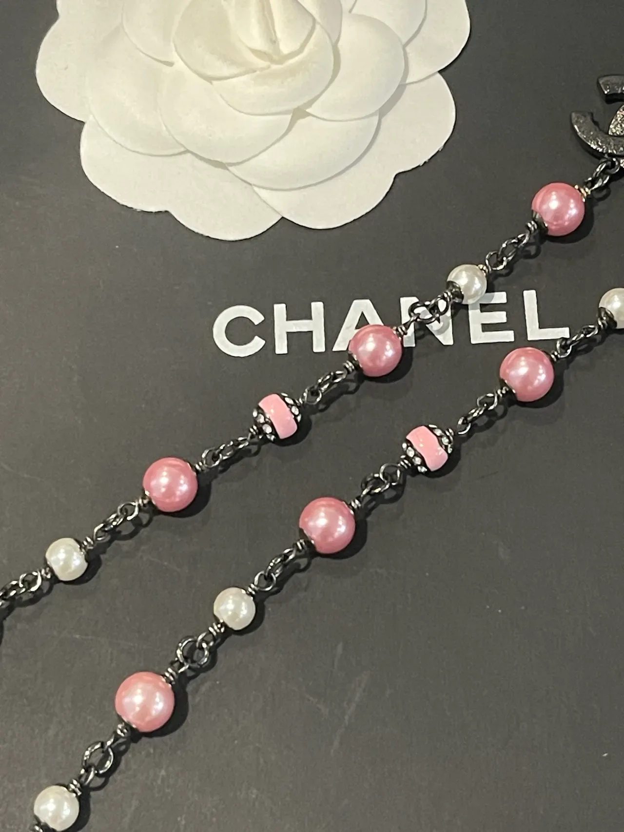 Collier Chanel Perles Rose et Blanc CC Logo Nœud 2