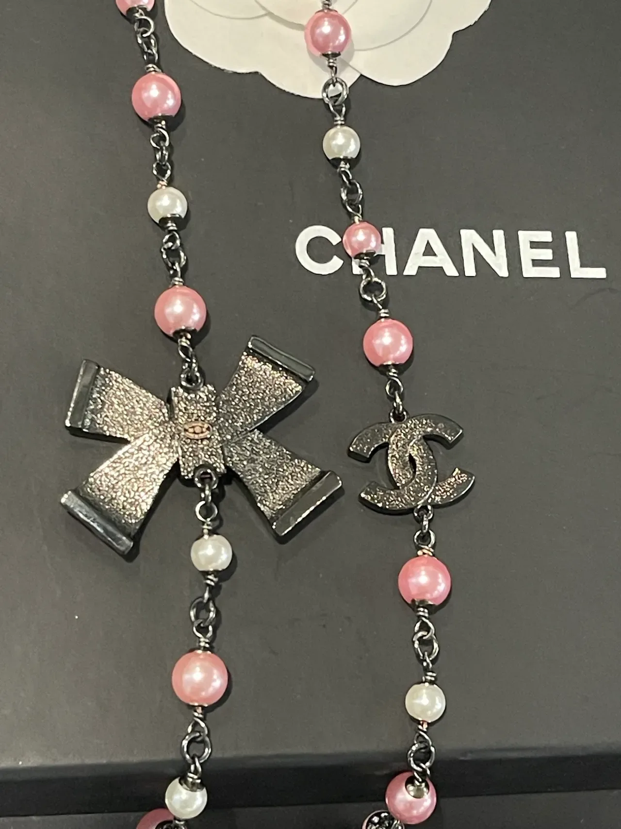 Collier Chanel Perles Rose et Blanc CC Logo Nœud 3