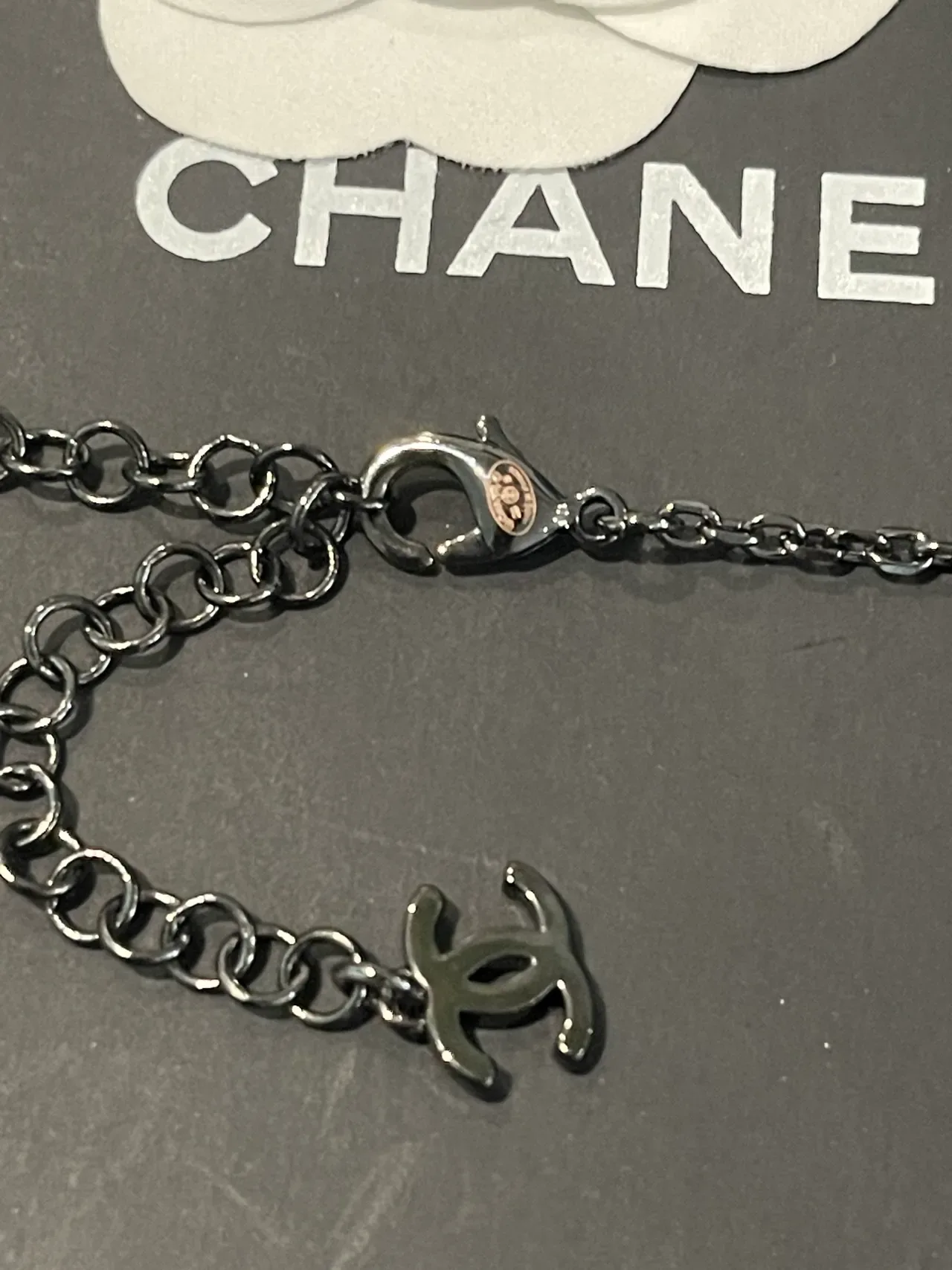 Collier Chanel Perles Rose et Blanc CC Logo Nœud 4