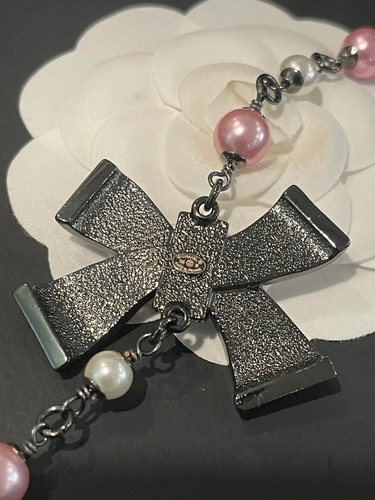 Collier Chanel Perles Rose et Blanc CC Logo Nœud 5