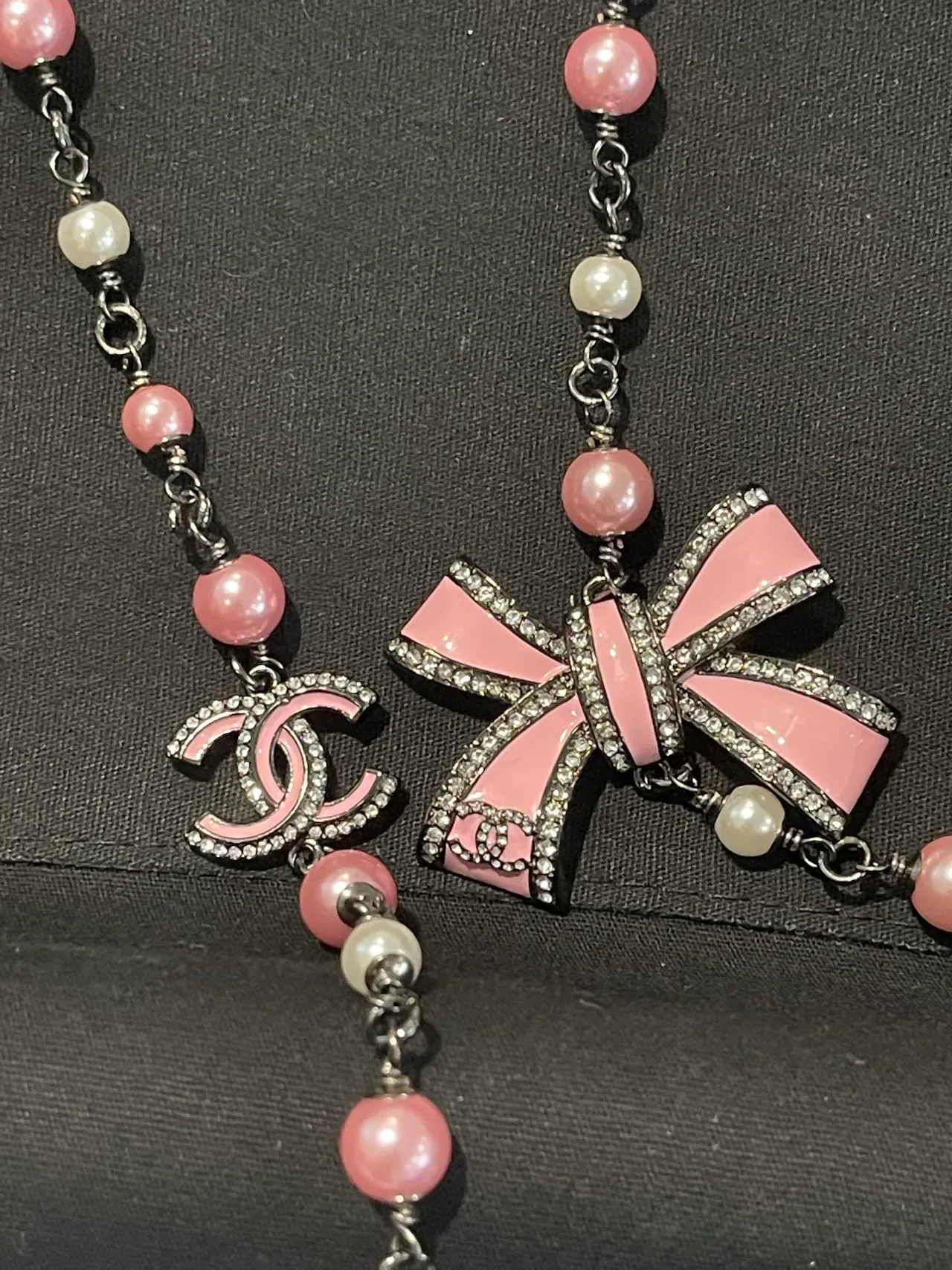 Collier Chanel Perles Rose et Blanc CC Logo Nœud 6