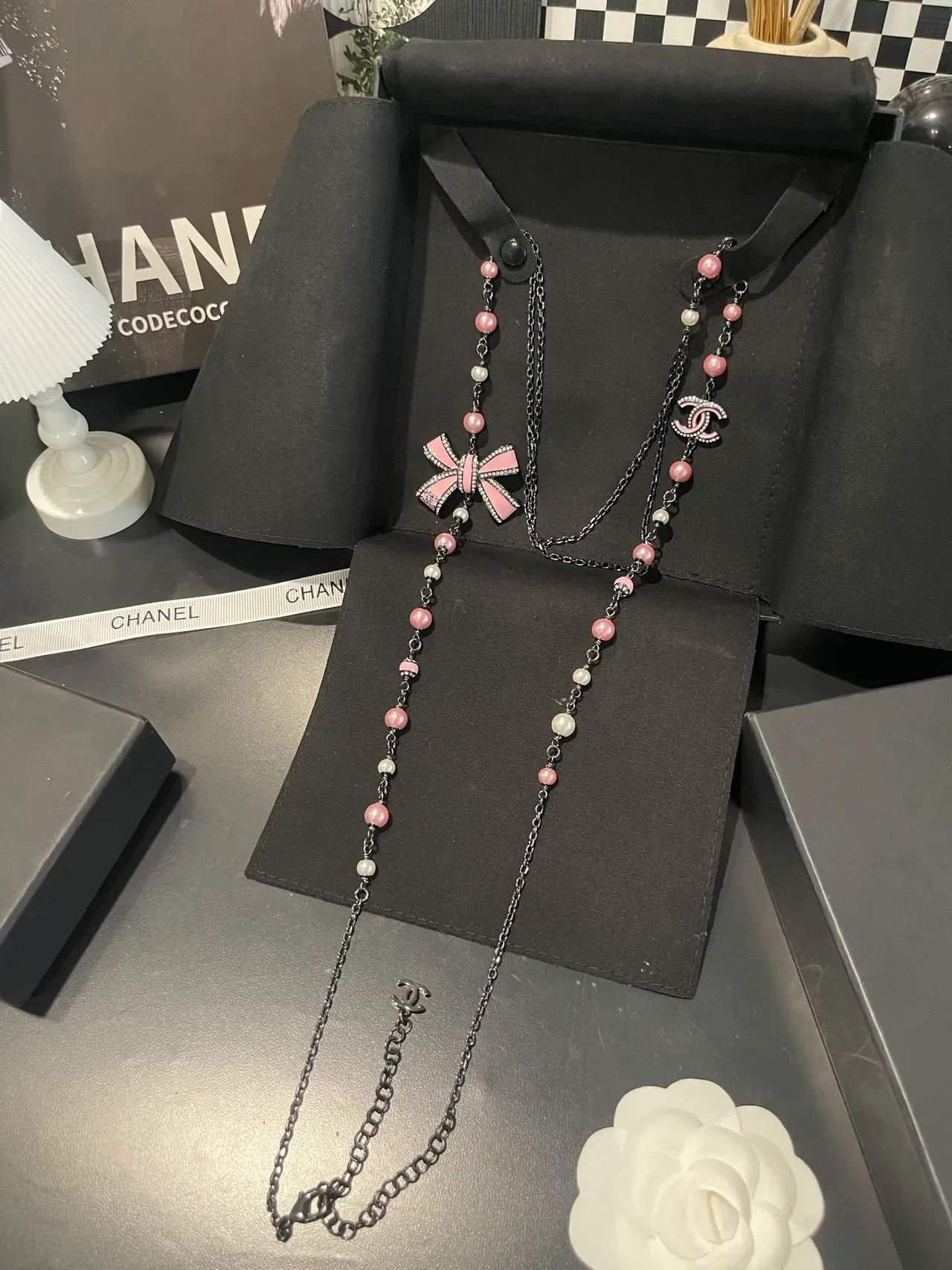 Collier Chanel Perles Rose et Blanc CC Logo Nœud 7