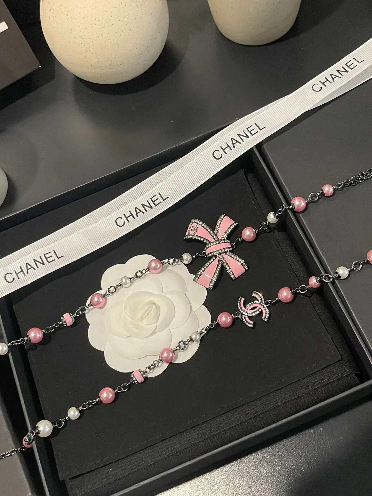 Collier Chanel Perles Rose et Blanc CC Logo Nœud 8