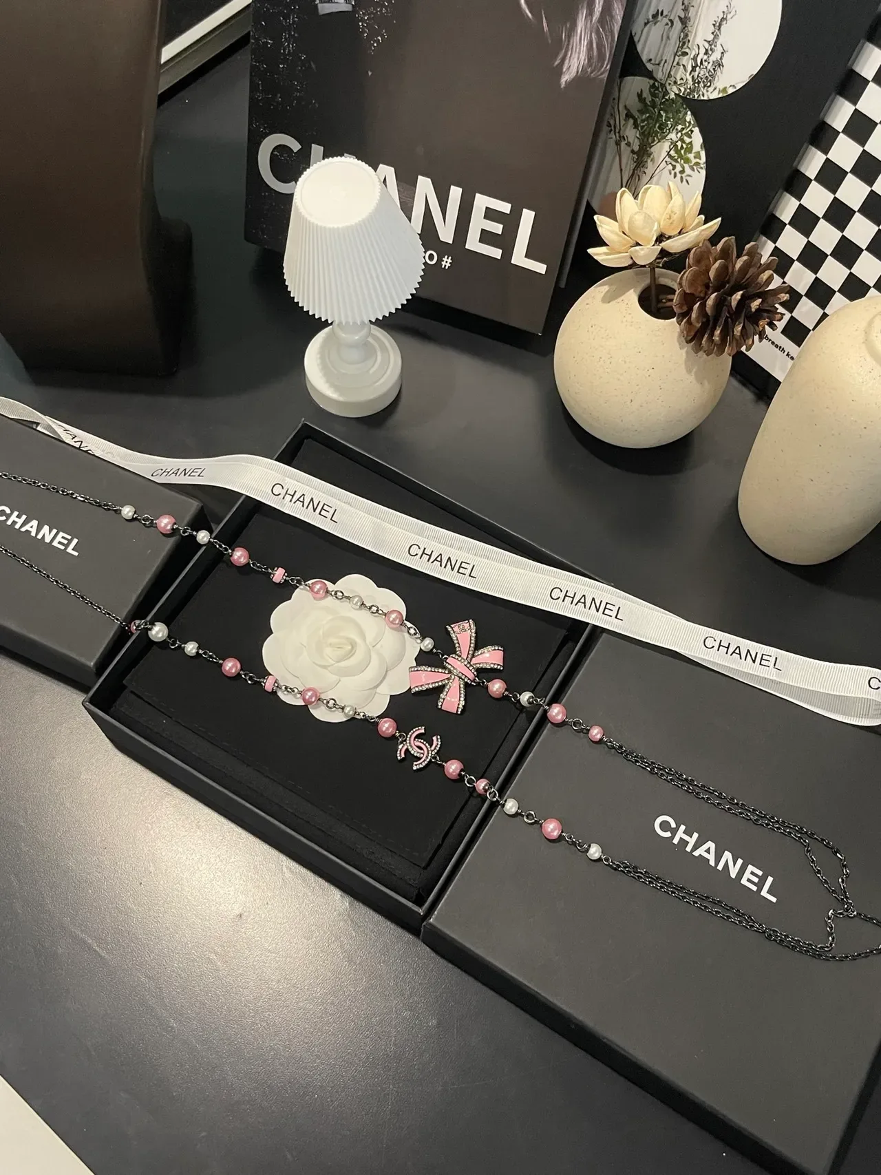 Collier Chanel Perles Rose et Blanc CC Logo Nœud 9