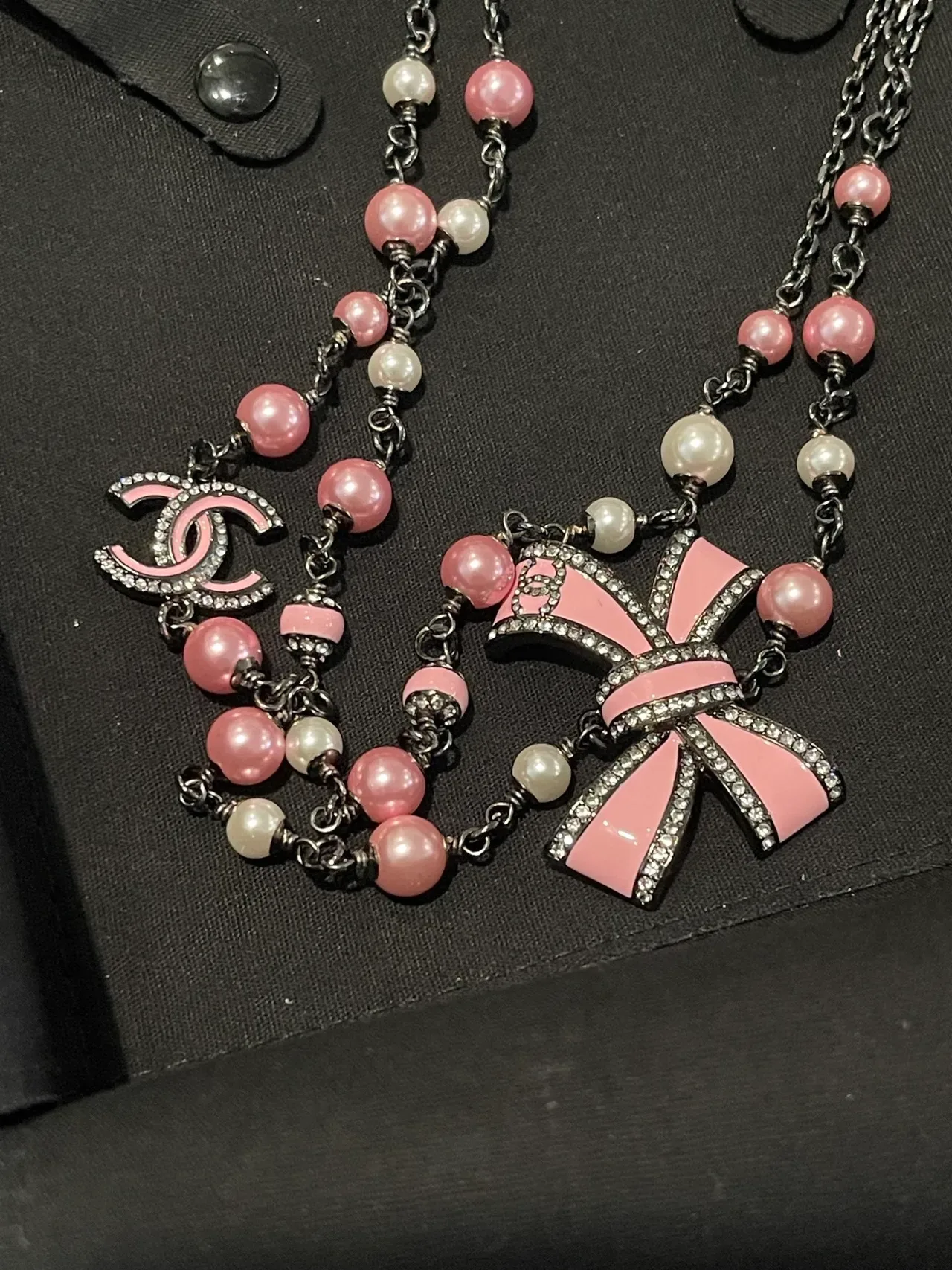 Collier Chanel Perles Rose et Blanc CC Logo Nœud 10