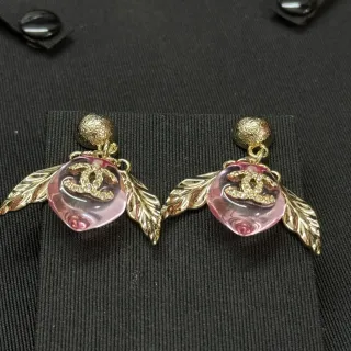 Chanel गुलाबी रेजिन CC पत्ती ड्रॉप ईयरिंग्स