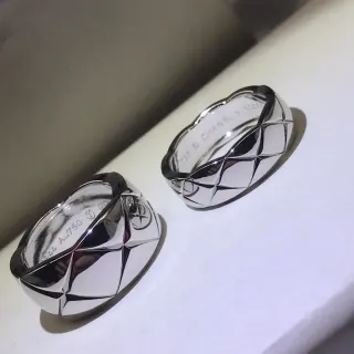 Chanel 绗缝银色压花钻石切割戒指
