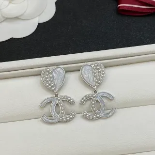 Chanel 银色白色心形顶部珍珠母贝镶嵌耳环