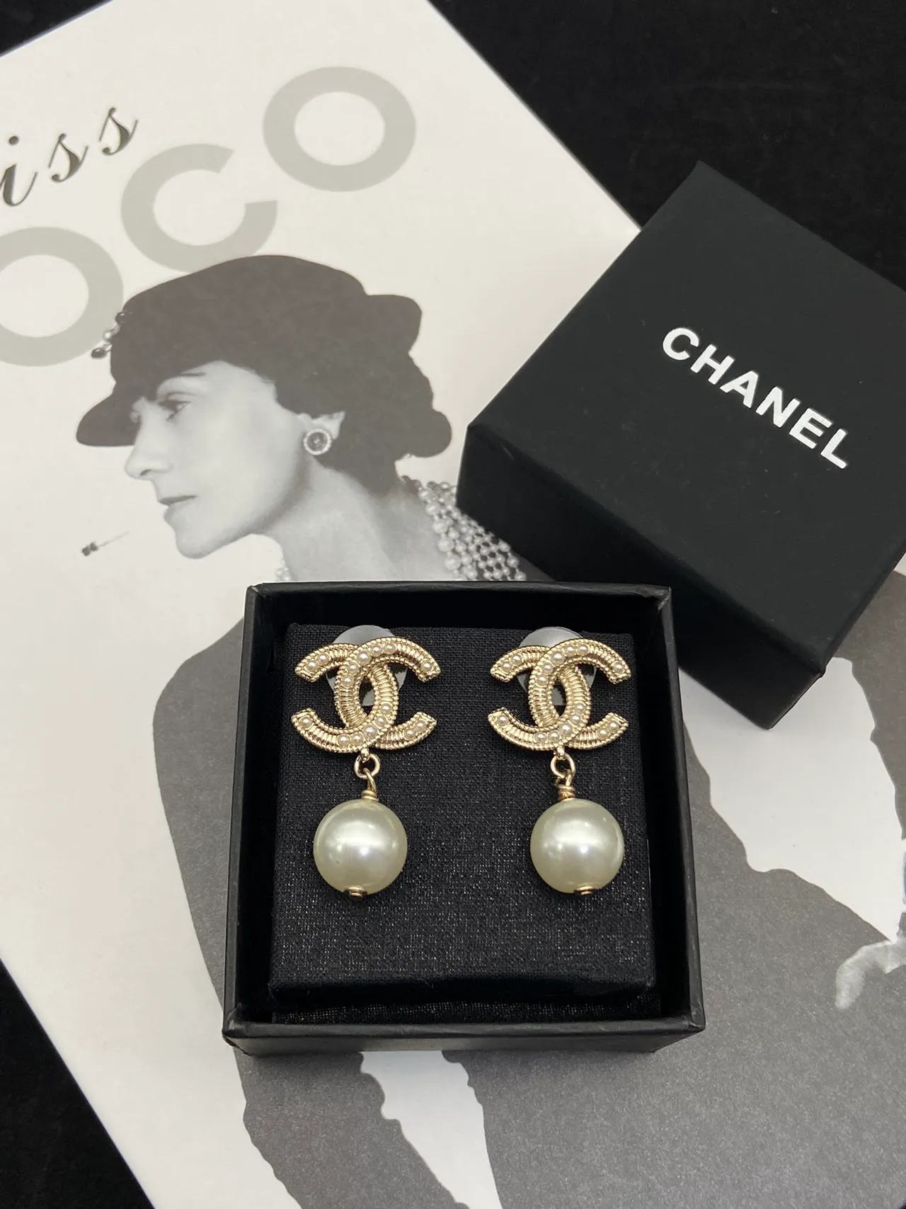 Chanel Silver White Pearl-Strung Interlocking CC Logo Necklace 4