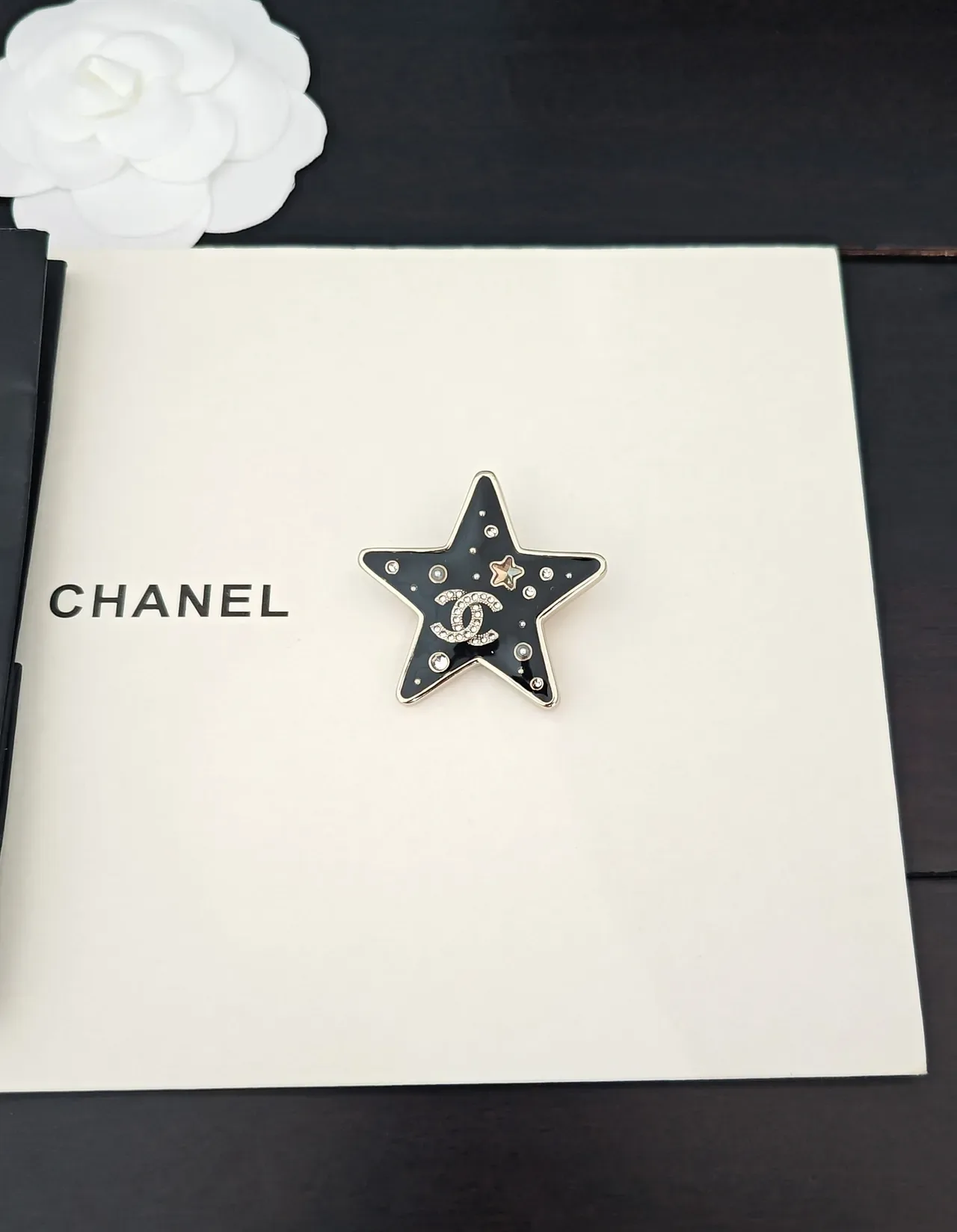 Chanel Broche Étoile Émail Noir Doré Cristal CC Logo Broche 4