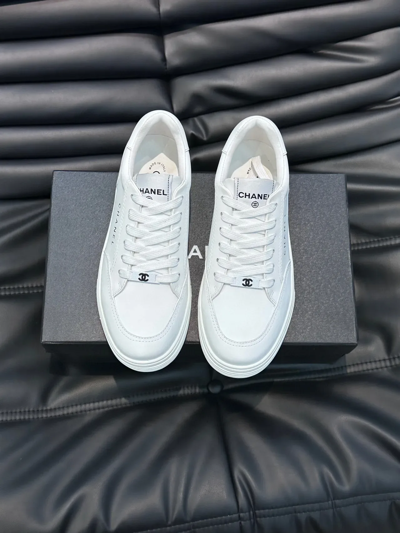 Chanel sneakers lifestyle blanches avec partie supérieure en cuir panelé et branding embossé 2