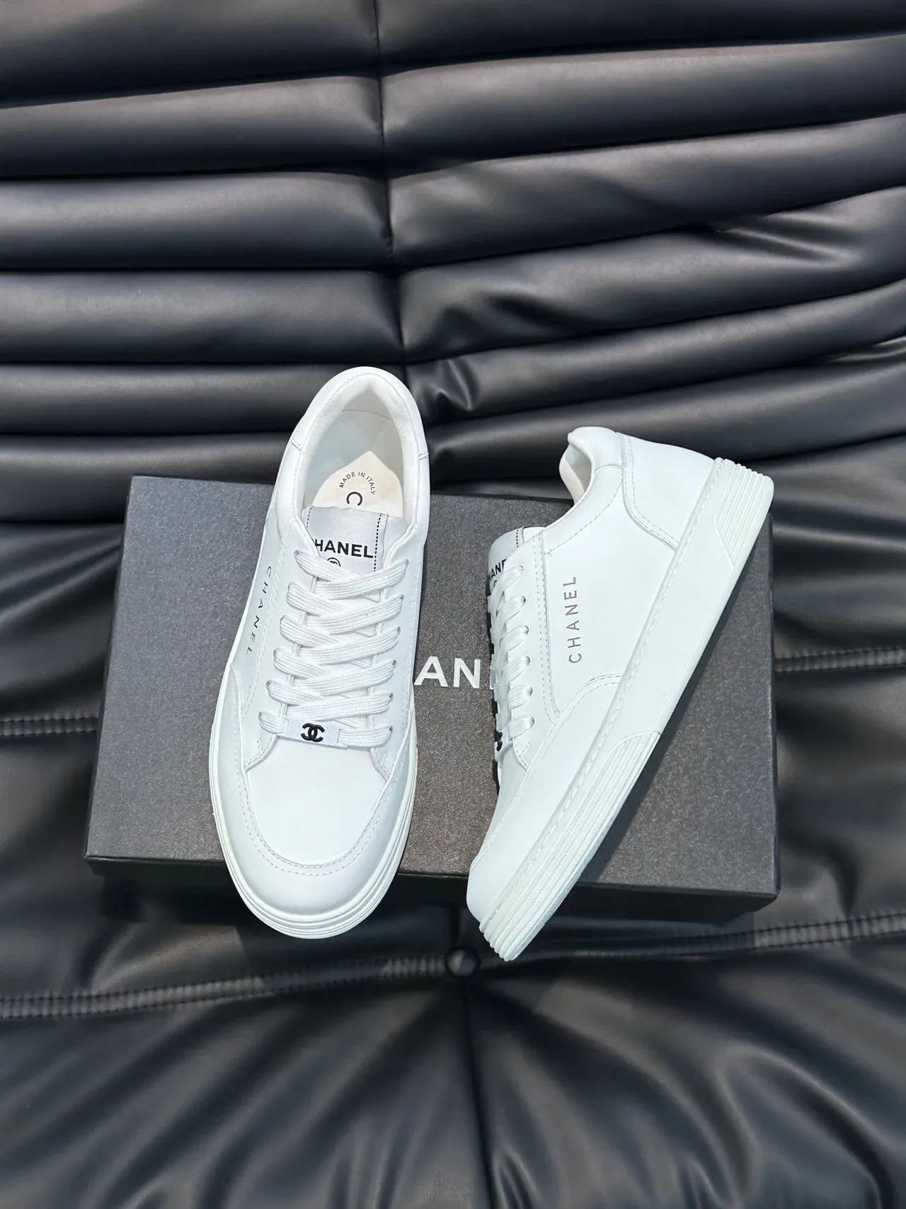 Chanel sneakers lifestyle blanches avec partie supérieure en cuir panelé et branding embossé 3