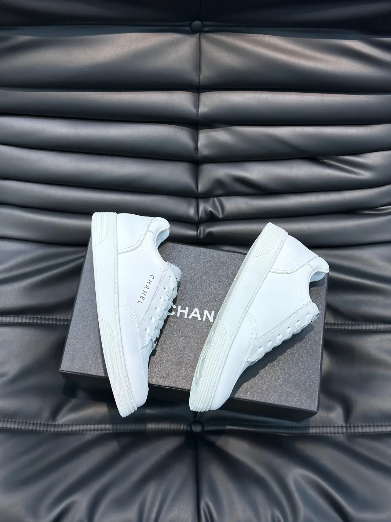 Chanel sneakers lifestyle blanches avec partie supérieure en cuir panelé et branding embossé 4