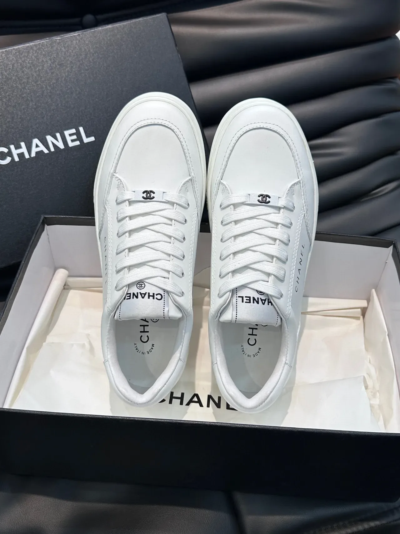 Chanel sneakers lifestyle blanches avec partie supérieure en cuir panelé et branding embossé 5