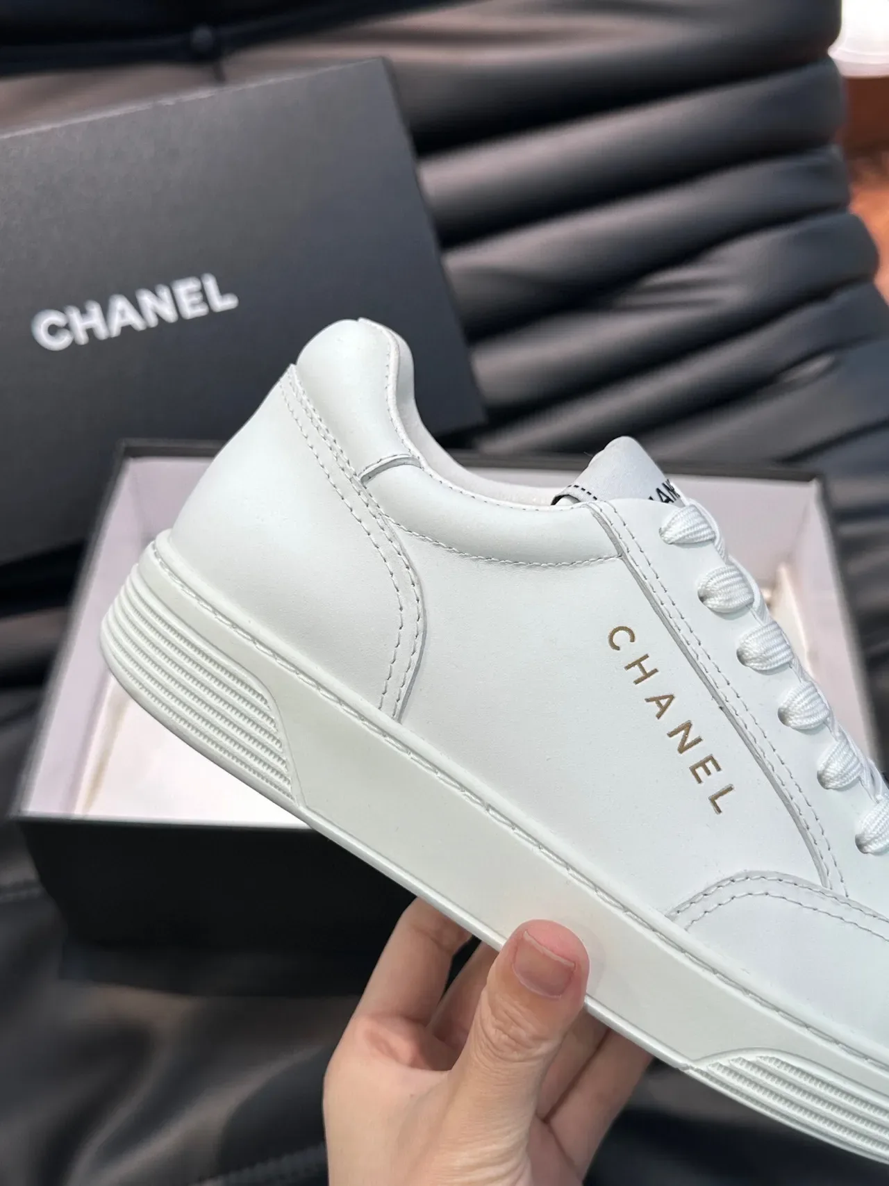Chanel sneakers lifestyle blanches avec partie supérieure en cuir panelé et branding embossé 6