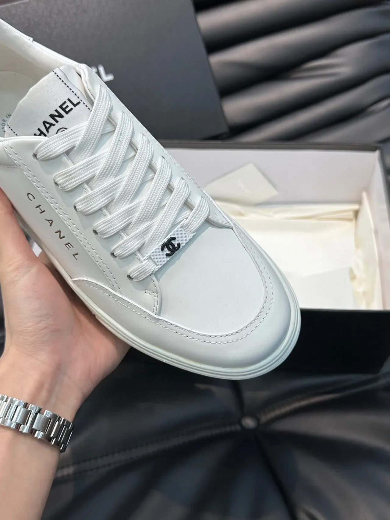 Chanel sneakers lifestyle blanches avec partie supérieure en cuir panelé et branding embossé 7