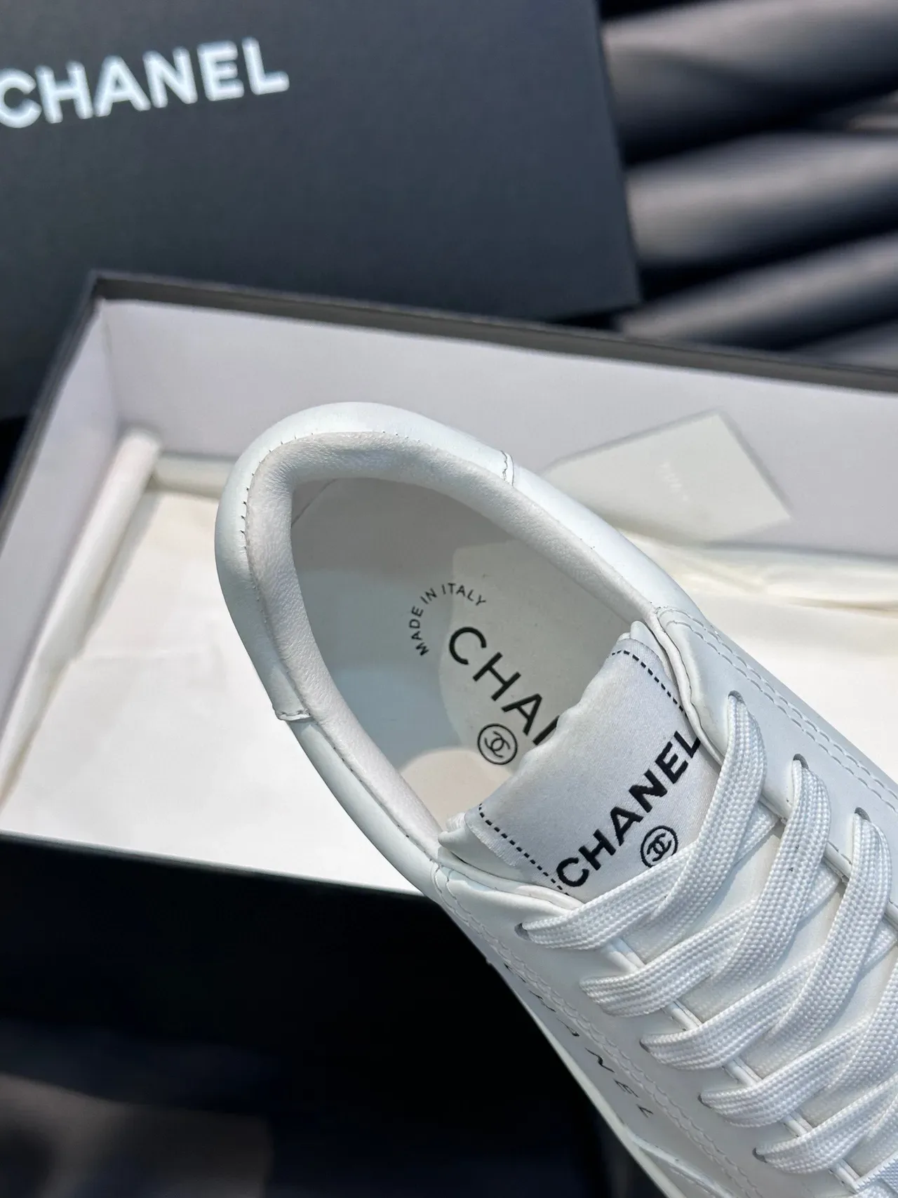 Chanel sneakers lifestyle blanches avec partie supérieure en cuir panelé et branding embossé 8