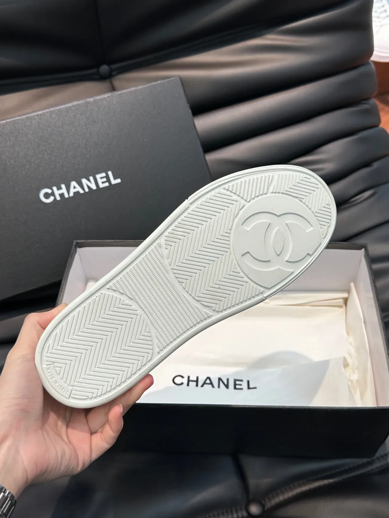 Chanel sneakers lifestyle blanches avec partie supérieure en cuir panelé et branding embossé 9