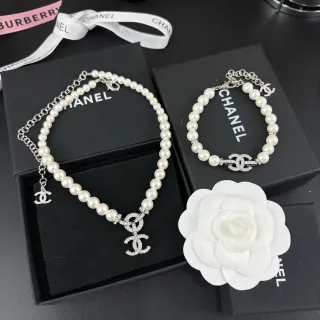 Chanel सफेद चांदी मोती स्ट्रैंड इंटरलॉकिंग CC Logo हार