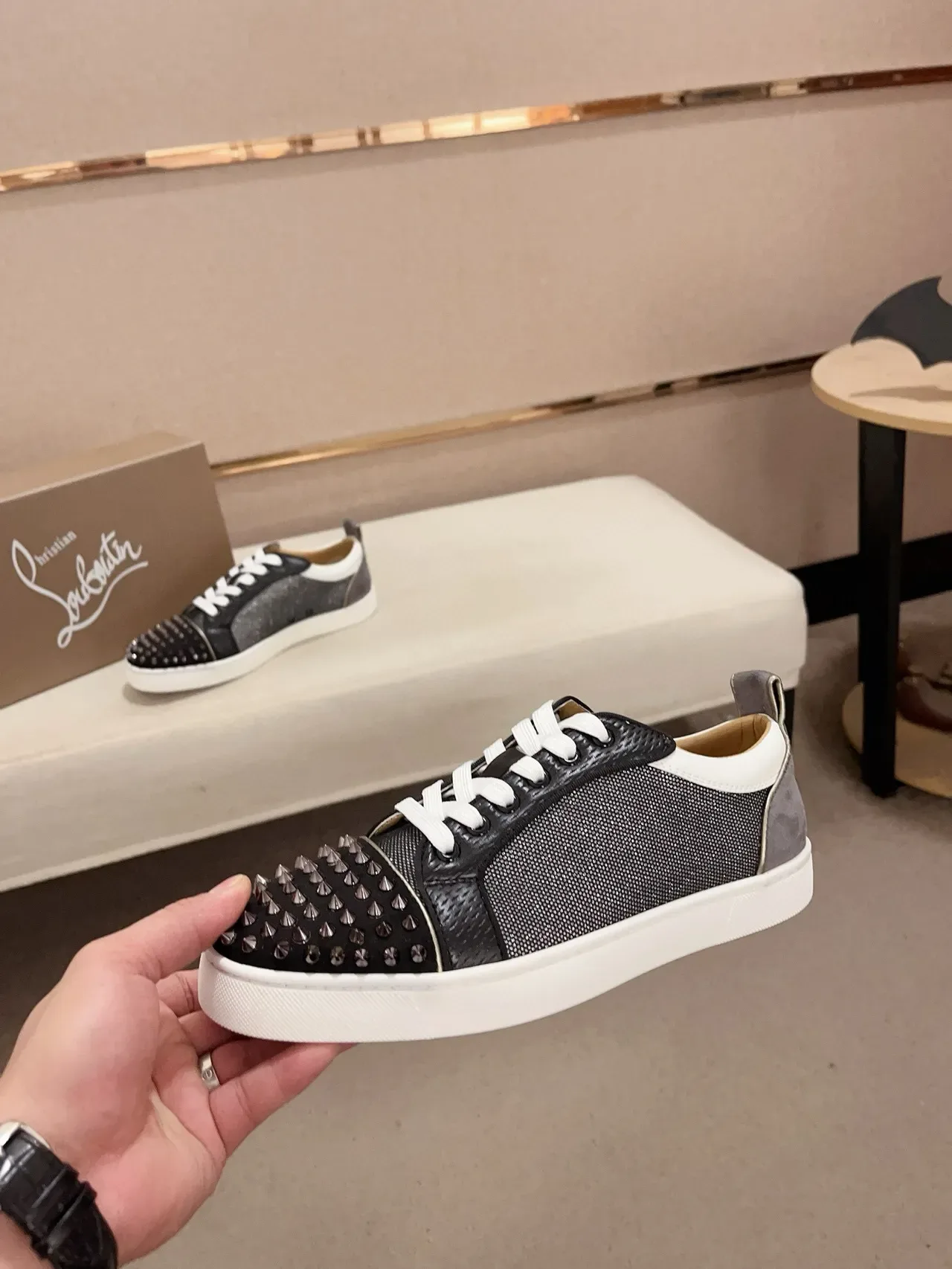 Christian Louboutin Noir Blanc Bout avec Spikes Tige en Matériau Mixte Sneakers Lifestyle 2