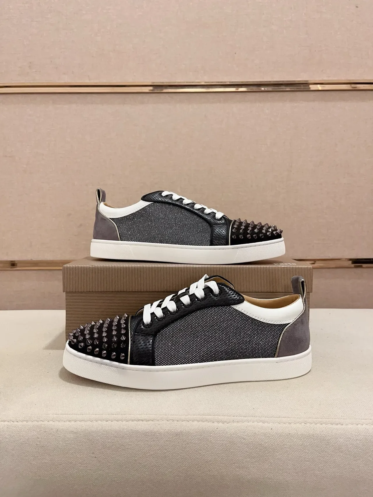 Christian Louboutin Noir Blanc Bout avec Spikes Tige en Matériau Mixte Sneakers Lifestyle 6
