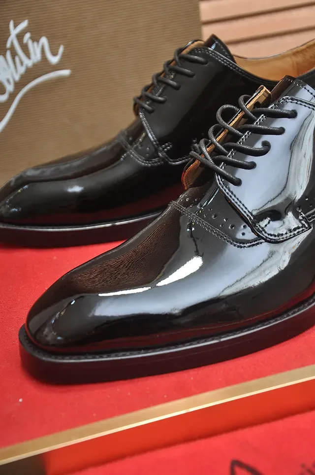 Christian Louboutin Cap-Toe Brogue Oxford Black Brown High-Gloss Patent Leather Oxford Shoes 2