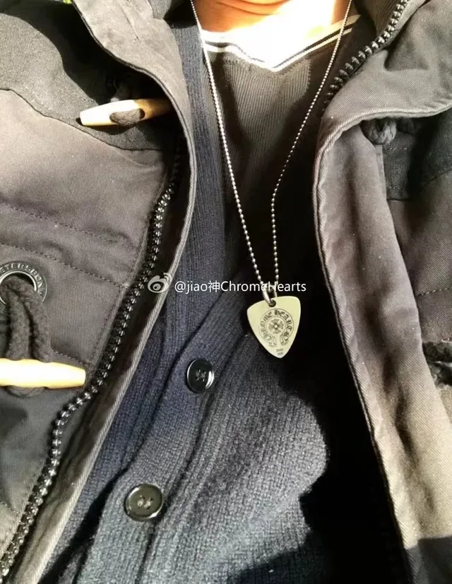 Chrome Hearts Pendentif de Púa de Guitare Argent Motifs Gravés 3