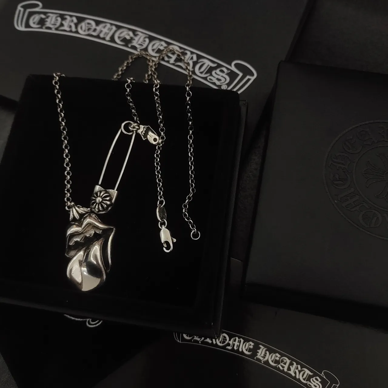 Colar com pingente de língua Chrome Hearts prata 3