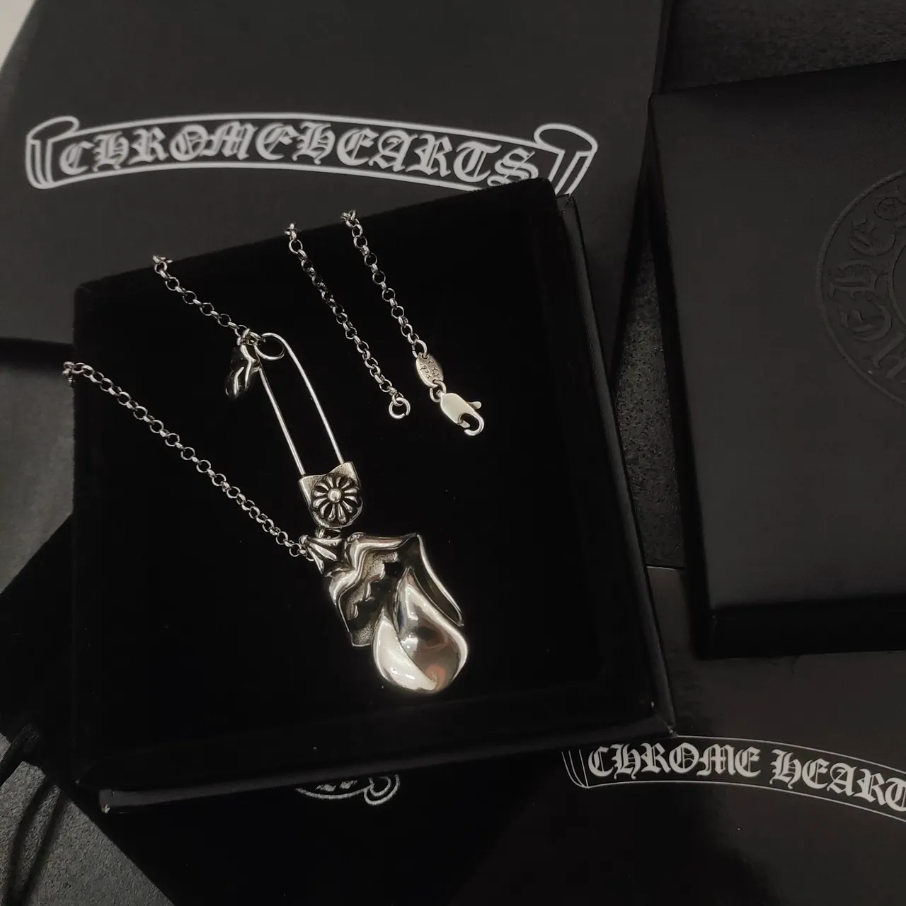Colar com pingente de língua Chrome Hearts prata 4