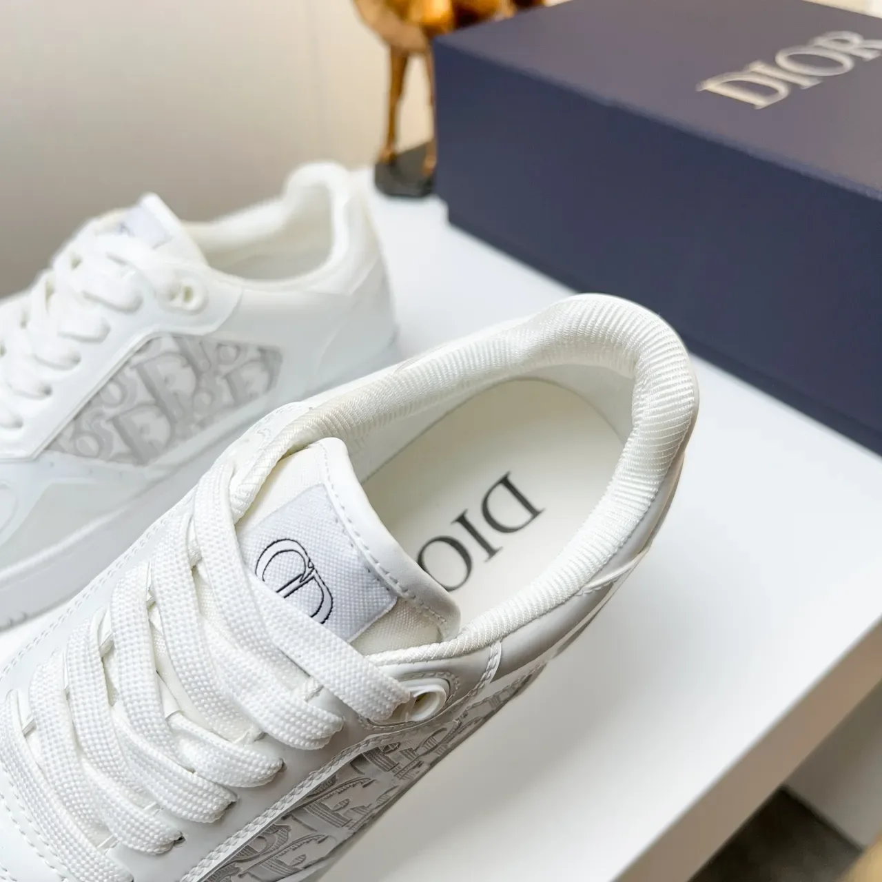 Dior B23 Tênis Lifestyle Branco Verniz Patent Brilhante com Monograma Oblíquo 2