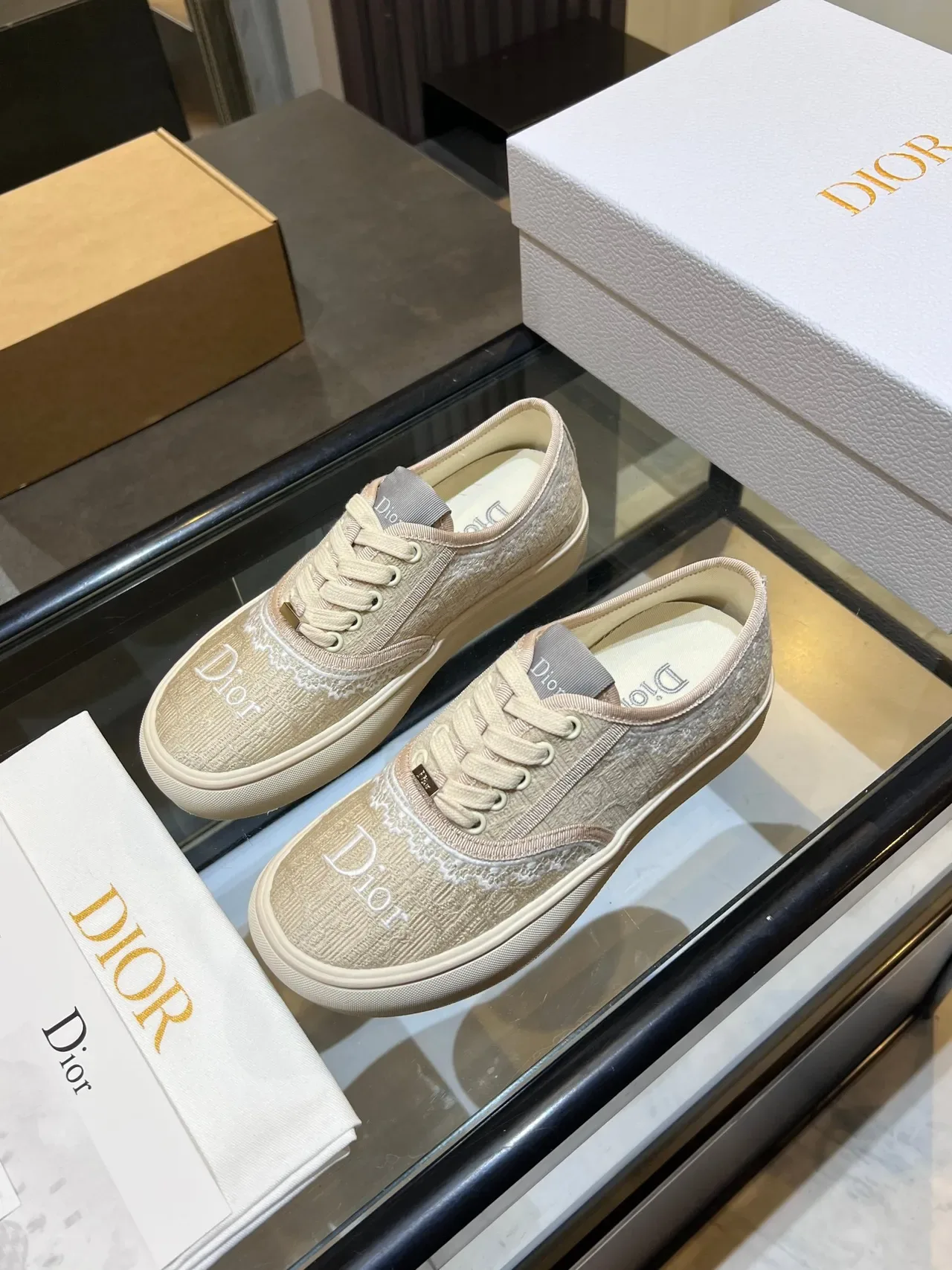 Tênis lifestyle Dior bege e branco com borda de renda em tecido jacquard monograma 2