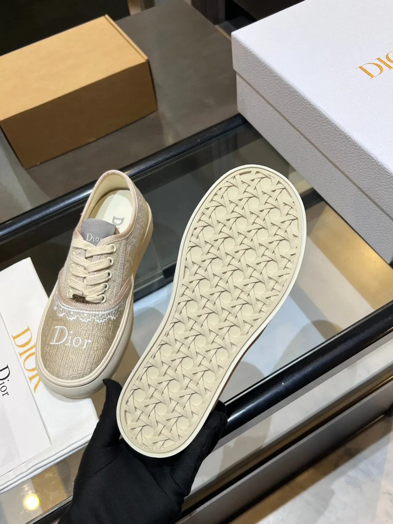 Tênis lifestyle Dior bege e branco com borda de renda em tecido jacquard monograma 3