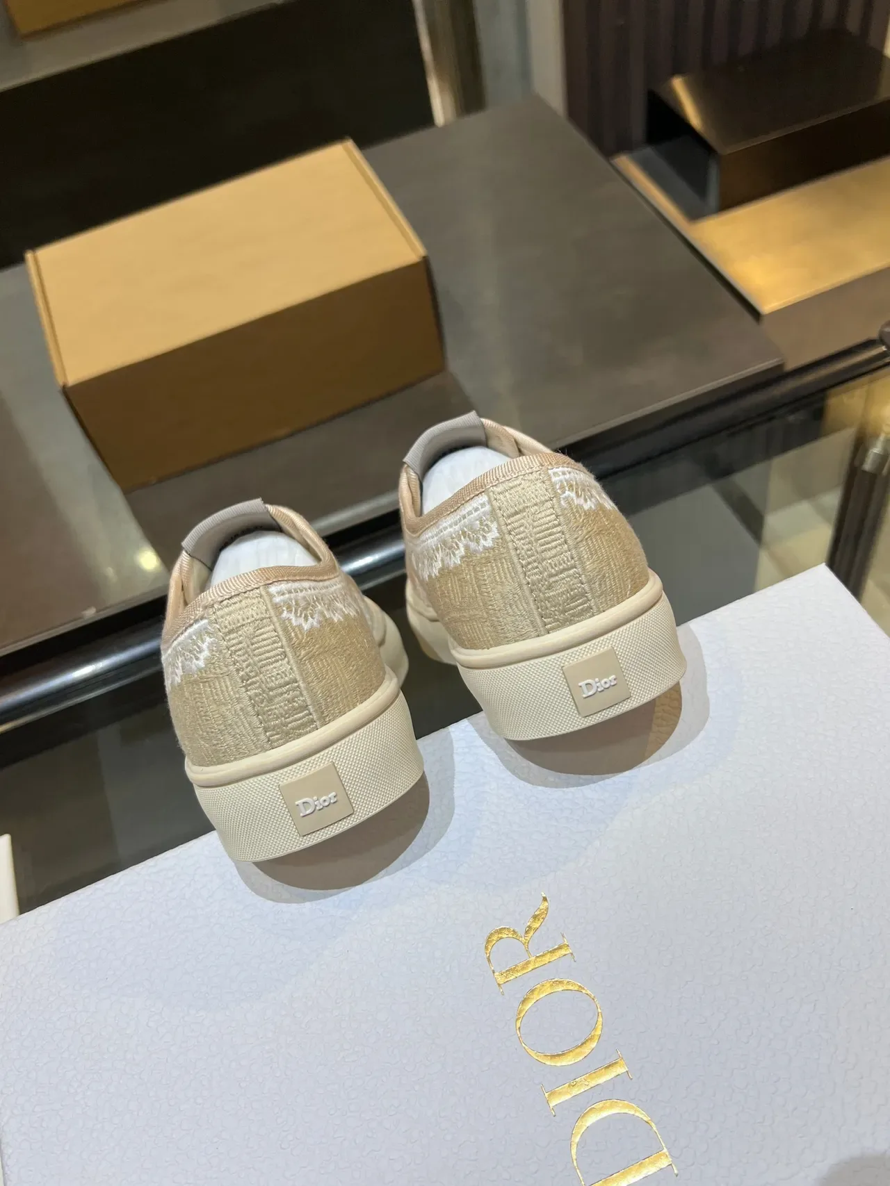 Tênis lifestyle Dior bege e branco com borda de renda em tecido jacquard monograma 4