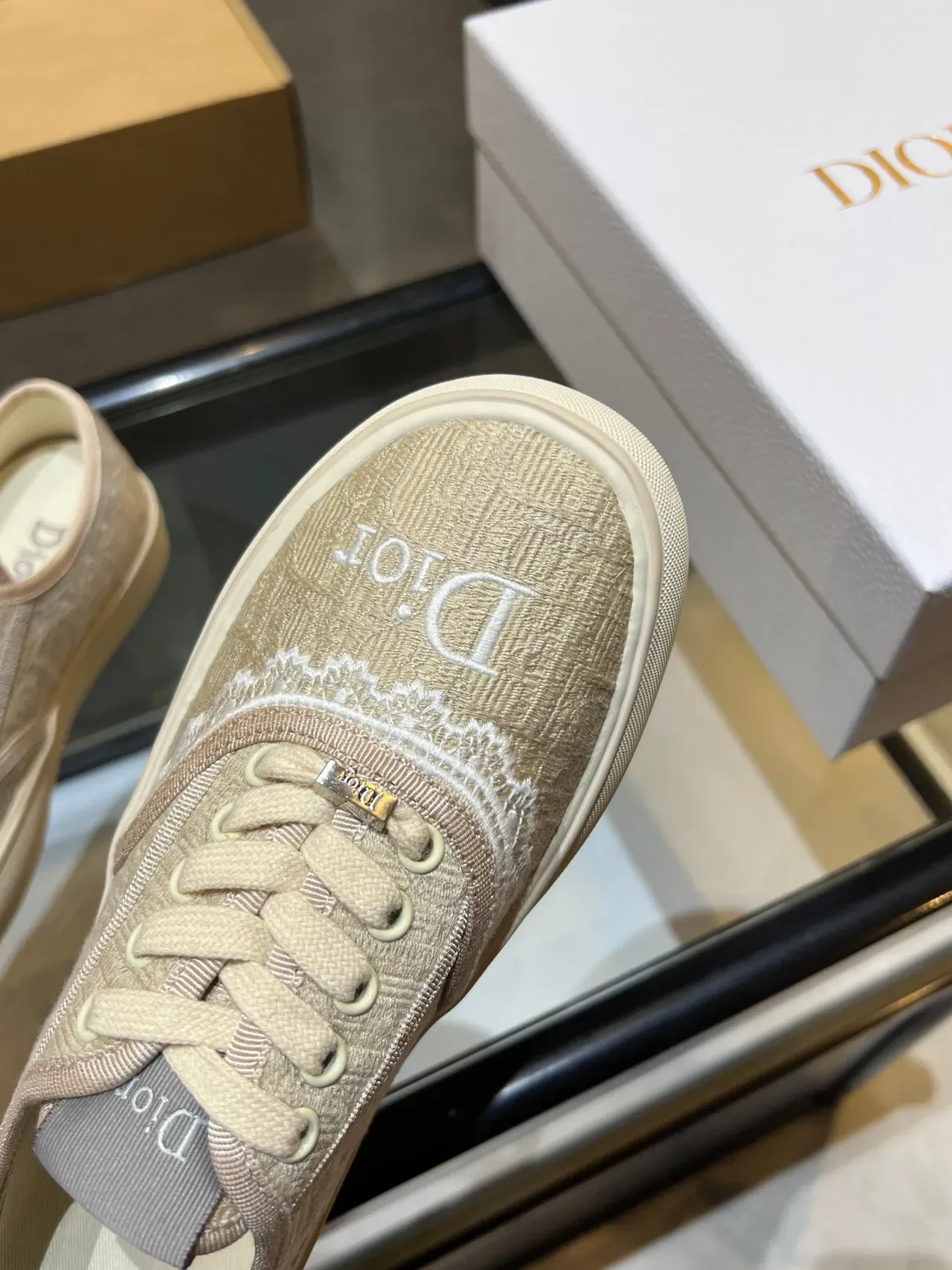 Tênis lifestyle Dior bege e branco com borda de renda em tecido jacquard monograma 5